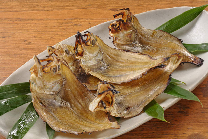 海鲜,无人,横图,俯视,室内,特写,白天,烹饪,餐桌,桌子,比目鱼,餐具,叶子,许多,阴影,反射,鱼,碟子,盘,影子,鱼干,日本料理,料理,食品,绿叶,水产,菜肴,美食,海洋生物,食物,一个,白色,盘子,碟,日式料理,日式,嫩叶,佳肴,五条,单个,餐台,水生动物,海产品,水生物,海底动物,叶,叶片,鲽鱼,彩图,高角度拍摄