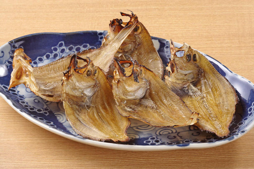 海鲜,无人,横图,俯视,室内,特写,白天,烹饪,餐桌,桌子,比目鱼,餐具,叶子,许多,阴影,反射,鱼,碟子,盘,纹理,影子,鱼干,日本料理,料理,食品,绿叶,水产,菜肴,美食,海洋生物,食物,一个,盘子,碟,日式料理,日式,嫩叶,佳肴,五条,单个,餐台,青花瓷,水生动物,海产品,水生物,海底动物,肌理,叶,叶片,鲽鱼,彩图,高角度拍摄