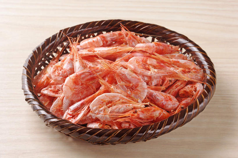 海鲜,无人,交叉,横图,俯视,室内,白天,烹饪,餐桌,桌子,竹子,许多,阴影,竹制,编织,反射,篮子,影子,虾,日本料理,料理,食品,水产,菜肴,美食,海洋生物,食物,一个,竹篮,日式料理,日式,佳肴,单个,餐台,竹条,交织,竹制品,水生动物,海产品,水生物,海底动物,穿插,彩图,高角度拍摄