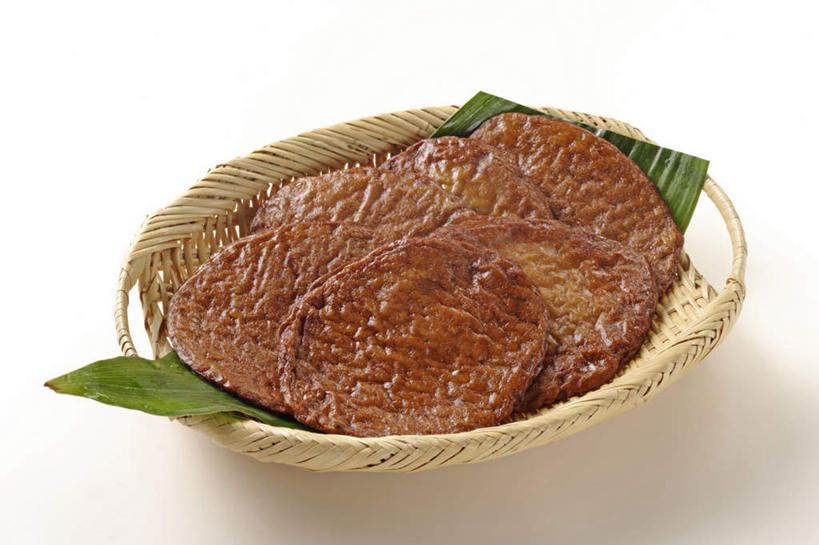 海鲜,无人,交叉,横图,俯视,室内,特写,白天,白色背景,烹饪,餐桌,桌子,竹子,叶子,一片,阴影,竹制,装饰,编织,反射,鱼,篮子,影子,粽叶,肉,鱼肉,日本料理,料理,食品,绿叶,水产,菜肴,美食,肉类,鱼类,海洋生物,食物,竹篮,日式料理,日式,嫩叶,摄影,佳肴,影棚,沙丁鱼,餐台,竹条,华丽,修饰,鲱鱼,交织,点缀,竹制品,水生动物,海产品,水生物,肉食,海底动物,箬叶,芦苇叶,沙甸鱼,沙鲻,沙脑鰛,大肚鰛,真鰛,萨丁鱼,鳁,鲱科,衬托,美观,雅致,雅观,穿插,叶,叶片,彩图,高角度拍摄,影棚拍摄,拍摄