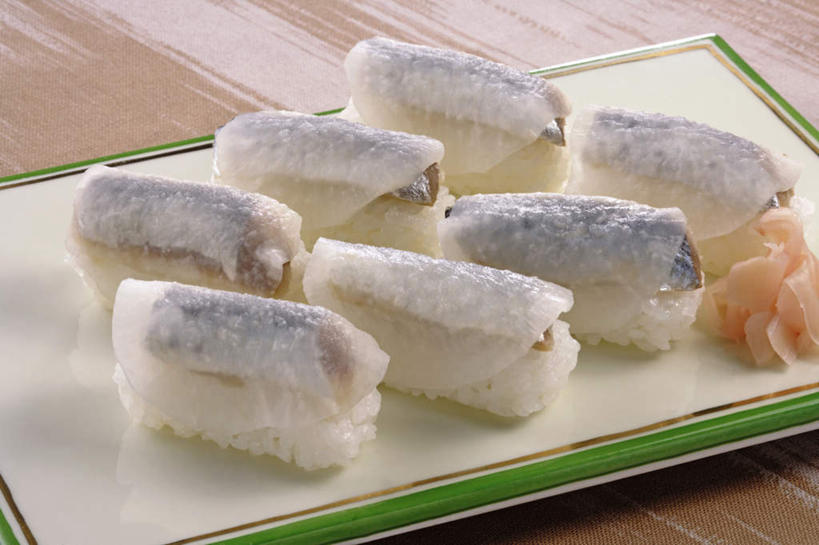 海鲜,米饭,寿司,无人,横图,俯视,室内,特写,白天,烹饪,餐桌,桌子,餐具,一排,许多,阴影,整齐,反射,鱼,布料,碟子,盘,影子,日本料理,料理,食品,褐色,饭,布纹,水产,菜肴,美食,鱼类,海洋生物,桌布,食物,排列,白色,盘子,餐巾,碟,台布,日式料理,日式,佳肴,餐台,鲱鱼,五谷,队列,水生动物,海产品,醋饭,水生物,海底动物,四喜饭,彩图,高角度拍摄