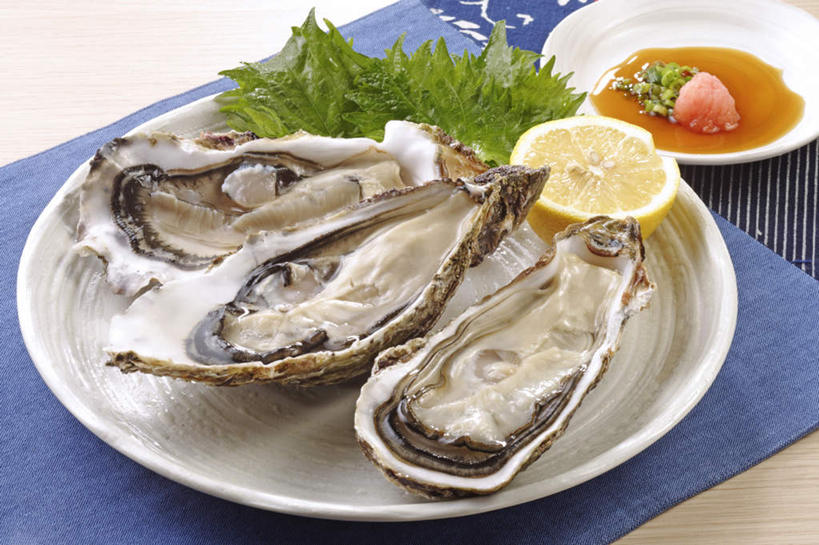 海鲜,无人,横图,俯视,室内,特写,白天,烹饪,餐桌,桌子,柠檬,餐具,叶子,一排,切开,阴影,整齐,反射,布料,碟子,盘,影子,陶瓷,调料,酱料,酱汁,佐料,日本料理,料理,食品,绿叶,陶瓷制品,牡蛎,调味品,半个,调味料,布纹,水产,酱,菜肴,美食,海洋生物,桌布,食物,排列,两个,三个,蓝色,盘子,餐巾,碟,台布,日式料理,切,一半,日式,嫩叶,佳肴,餐台,生蚝,队列,水生动物,海产品,水生物,剖面,海底动物,切面,叶,叶片,益母果,柠果,彩图,高角度拍摄