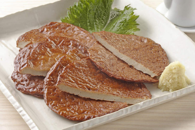 海鲜,无人,横图,俯视,室内,特写,白天,烹饪,餐桌,桌子,餐具,叶子,阴影,装饰,反射,鱼,碟子,壶,盘,影子,陶瓷,日本料理,料理,食品,绿叶,陶瓷制品,水产,菜肴,美食,鱼类,海洋生物,水壶,食物,白色,盘子,茶壶,碟,日式料理,日式,嫩叶,佳肴,沙丁鱼,餐台,华丽,修饰,鲱鱼,点缀,水生动物,海产品,水生物,海底动物,沙甸鱼,沙鲻,沙脑鰛,大肚鰛,真鰛,萨丁鱼,鳁,鲱科,衬托,美观,雅致,雅观,叶,叶片,彩图,高角度拍摄