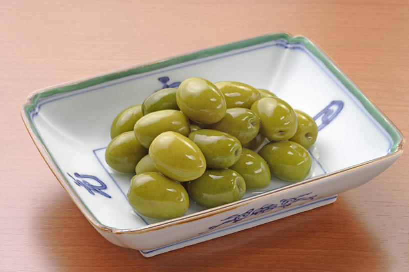 无人,横图,俯视,室内,特写,白天,餐桌,桌面,桌子,橄榄,餐具,水果,一堆,许多,阴影,堆叠,堆积,新鲜,反射,木制,碟子,盘,影子,陶瓷,生食,食品,果实,陶瓷制品,食物,白色,盘子,木制品,碟,有机食品,绿色食品,餐台,堆,青果,白榄,彩图,高角度拍摄