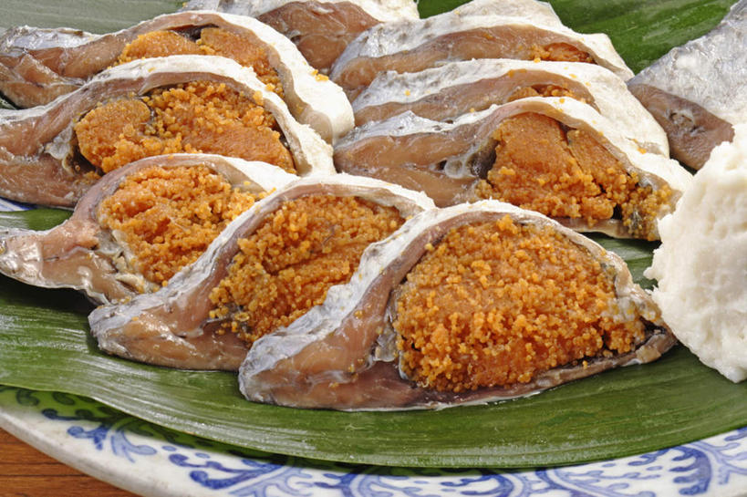 海鲜,米饭,寿司,无人,横图,俯视,室内,特写,白天,烹饪,餐桌,桌子,鲤鱼,餐具,叶子,许多,阴影,装饰,反射,鱼,碟子,盘,纹理,影子,陶瓷,粽叶,日本料理,料理,食品,绿叶,陶瓷制品,饭,水产,菜肴,美食,鱼类,海洋生物,食物,排列,蓝色,盘子,碟,日式料理,日式,嫩叶,佳肴,餐台,华丽,修饰,点缀,五谷,水生动物,海产品,醋饭,水生物,发酵,海底动物,肌理,箬叶,芦苇叶,衬托,美观,雅致,雅观,四喜饭,叶,叶片,鲤子,鲤拐子,彩图,高角度拍摄