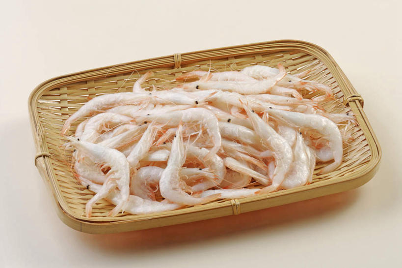 海鲜,无人,交叉,横图,俯视,室内,特写,白天,白色背景,烹饪,餐桌,桌子,竹子,许多,阴影,竹制,编织,反射,篮子,影子,虾,日本料理,料理,食品,水产,菜肴,美食,海洋生物,食物,一个,竹篮,日式料理,日式,摄影,佳肴,影棚,单个,餐台,竹条,交织,竹制品,水生动物,海产品,水生物,海底动物,穿插,彩图,高角度拍摄,影棚拍摄,拍摄