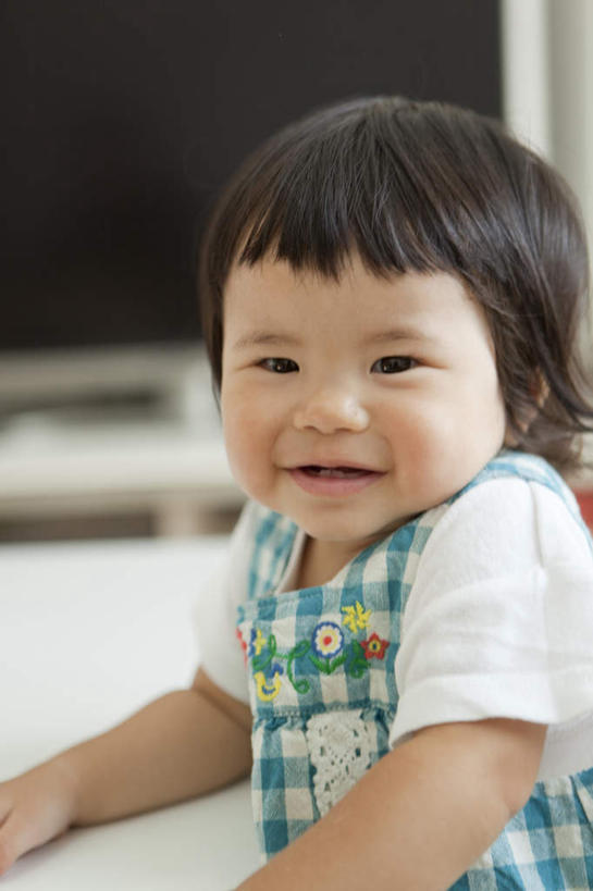 东方人,儿童,手,一个人,学校,笑,微笑,露齿笑,竖图,室内,白天,正面,纯洁,桌子,亚洲,仅一个女性,仅一个人,许多,服装,格子,纹理,注视,休闲装,黄种人,书桌,校园,一个,小孩,衣服,白色,课桌,黑板,观察,看,仅一个小孩,休闲,教室,手部,休闲服,可爱,童年,童趣,搭,放,服饰,单个,观看,察看,搭着,关注,童真,烂漫,无邪,肌理,天真,女孩,女人,女性,亚洲人,孩子,半身,彩图,女生