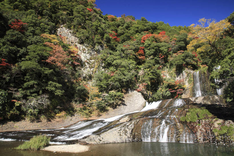 无人,横图,室外,白天,仰视,旅游,度假,湖,湖泊,石头,美景,瀑布,秋季,山,山脉,树林,水,植物,大分县,日本,亚洲,阴影,飞溅,溅,光线,石子,液体,影子,湖面,景观,山顶,山峰,水滴,水流,水面,山峦,娱乐,水珠,树,树木,黄色,红色,蓝色,绿色,蓝天,天空,阳光,自然,湖水,群山,天,享受,休闲,景色,放松,生长,晴朗,成长,喷洒,自然风光,东亚,沉积岩,万里无云,日本国,九州本岛,九州,九州岛,九州地方,大分,颠峰,极峰,水成岩,跌水,石块,岩石,晴空,晴空万里,秋,秋天,彩图,低角度拍摄