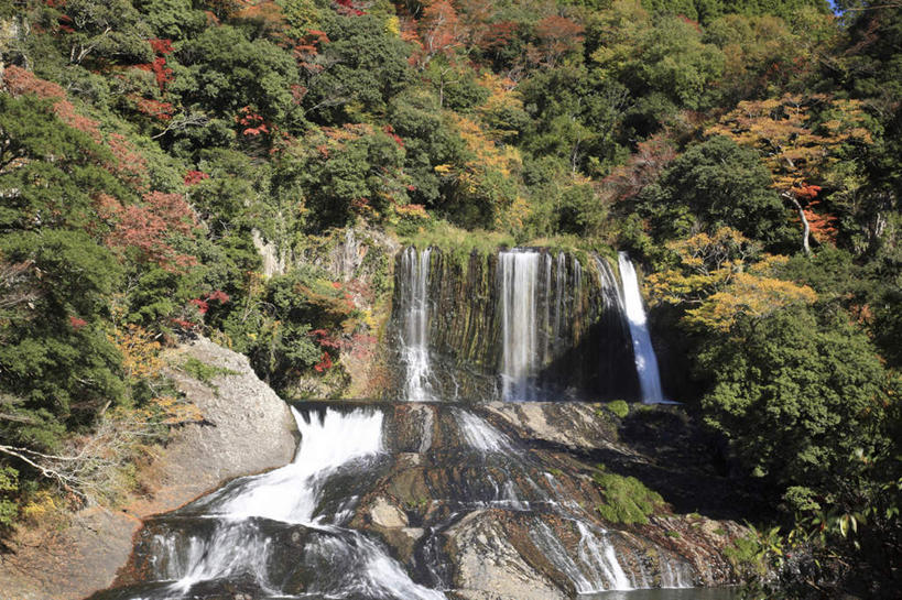 无人,横图,俯视,室外,白天,旅游,度假,湖,湖泊,石头,美景,瀑布,秋季,山,山脉,树林,水,植物,大分县,日本,亚洲,阴影,飞溅,溅,光线,石子,液体,影子,湖面,景观,山顶,山峰,水滴,水流,水面,山峦,娱乐,水珠,树,树木,黄色,红色,绿色,阳光,自然,湖水,群山,享受,休闲,景色,放松,生长,成长,喷洒,自然风光,东亚,沉积岩,日本国,九州本岛,九州,九州岛,九州地方,大分,颠峰,极峰,水成岩,跌水,石块,岩石,秋,秋天,彩图,高角度拍摄