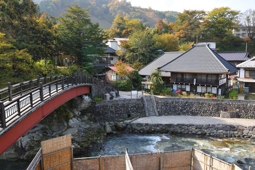 无人,家,栏杆,横图,俯视,室外,白天,旅游,度假,河流,石头,美景,山,山脉,树林,水,温泉,植物,楼梯,日本,亚洲,许多,阴影,光线,扶手,石子,影子,栅栏,房屋,阶梯,屋子,河岸,河水,景观,篱笆,山顶,山峰,水流,云,云朵,公寓,围栏,桥,山峦,云彩,娱乐,石桥,洋房,护栏,楼房,拱桥,台阶,住宅,栈桥,树,树木,蓝色,绿色,白云,蓝天,天空,阳光,自然,群山,天,享受,休闲,景色,放松,拱形,生长,晴朗,成长,人行桥,石拱桥,自然风光,东亚,沉积岩,本州,关东地方,本州岛,日本国,栃木,栃木县,颠峰,极峰,水成岩,石块,岩石,晴空,彩图,高角度拍摄,房子