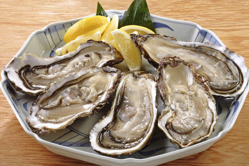 海鲜,无人,横图,俯视,室内,特写,白天,烹饪,餐桌,桌子,柠檬,水果,叶子,两片,五个,一排,许多,切片,阴影,新鲜,整齐,反射,影子,竹叶,陶瓷,生食,日本料理,料理,食品,果实,绿叶,陶瓷制品,牡蛎,水产,菜肴,美食,海洋生物,食物,排列,容器,碗,日式料理,日式,嫩叶,佳肴,有机食品,绿色食品,餐台,储藏,生蚝,储存,队列,水生动物,海产品,水生物,海底动物,叶,叶片,益母果,柠果,彩图,高角度拍摄,贮存