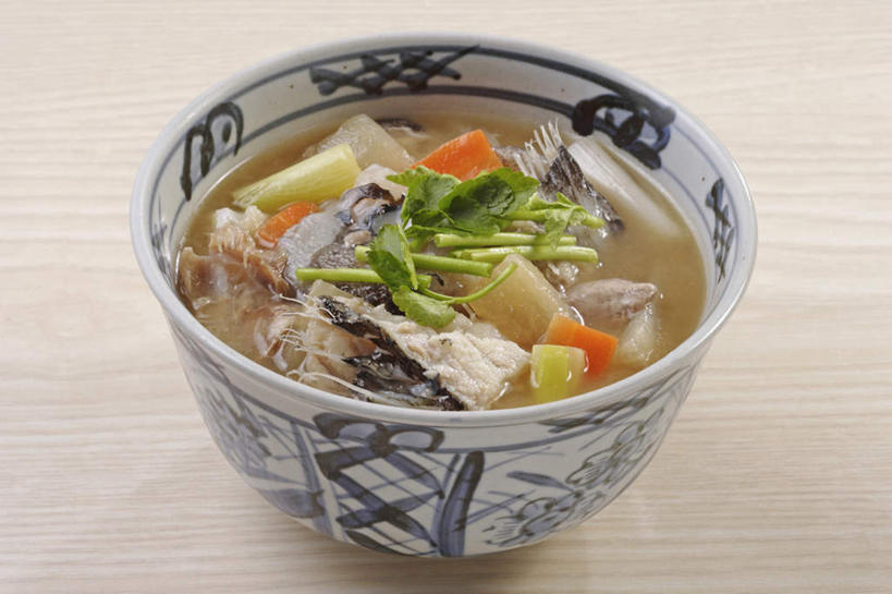 海鲜,无人,横图,俯视,室内,特写,白天,烹饪,餐桌,桌子,许多,阴影,装饰,反射,鱼,纹理,影子,陶瓷,肉,汤,日本料理,料理,食品,陶瓷制品,水产,菜肴,美食,肉类,鱼类,海洋生物,食物,一个,蓝色,容器,碗,日式料理,日式,佳肴,单个,餐台,储藏,华丽,修饰,点缀,配菜,储存,水生动物,海产品,水生物,肉食,海底动物,鳕鱼,肌理,衬托,美观,雅致,雅观,彩图,高角度拍摄,贮存