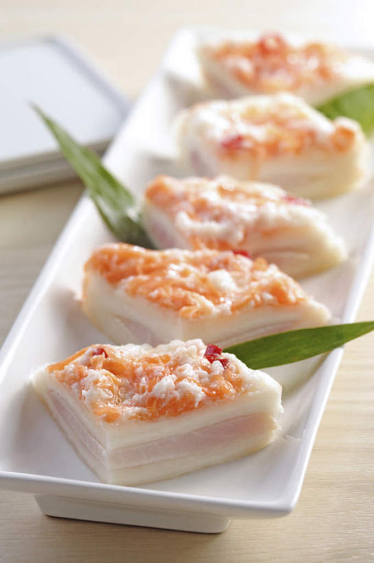 海鲜,米饭,寿司,泡菜,无人,竖图,俯视,室内,特写,白天,烹饪,餐桌,桌子,萝卜,白萝卜,蔬菜,餐具,叶子,五个,许多,阴影,新鲜,反射,鱼,碟子,盘,影子,竹叶,陶瓷,日本料理,料理,食品,绿叶,陶瓷制品,饭,三片,水产,菜肴,美食,鱼类,海洋生物,食物,排列,一个,白色,盘子,碟,日式料理,日式,嫩叶,佳肴,有机食品,绿色食品,单个,餐台,五谷,队列,水生动物,海产品,醋饭,水生物,海底动物,四喜饭,叶,叶片,莱菔,彩图,高角度拍摄