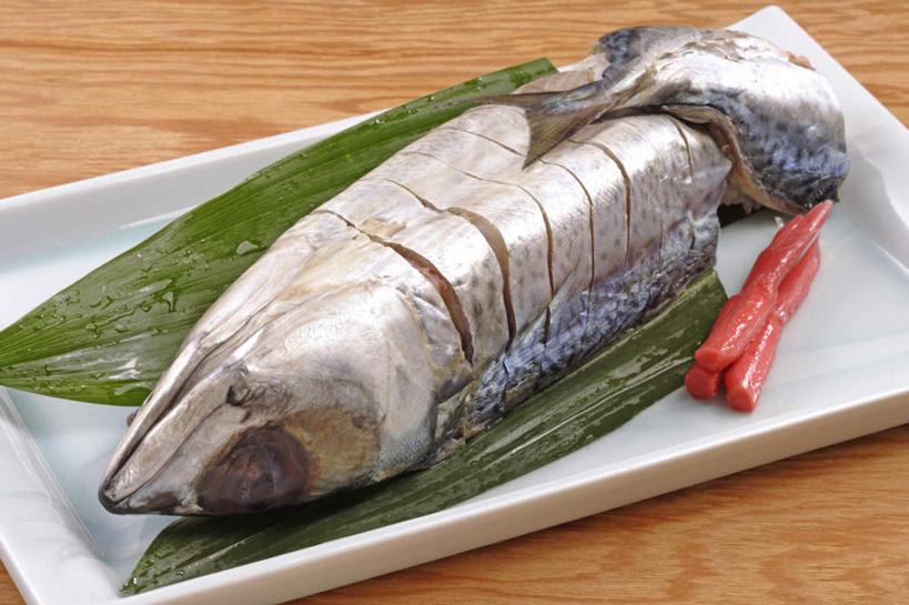 海鲜,无人,横图,俯视,室内,特写,白天,烹饪,餐桌,桌子,餐具,两片,三根,阴影,装饰,反射,鱼,碟子,盘,影子,竹叶,陶瓷,日本料理,料理,食品,陶瓷制品,鲭鱼,水产,菜肴,美食,鱼类,海洋生物,食物,一个,红色,白色,盘子,碟,日式料理,日式,佳肴,单个,餐台,华丽,修饰,花池鱼,花鲱,花鳀,青花鱼,鲐鲅鱼,油胴鱼,点缀,配菜,水生动物,海产品,水生物,海底动物,衬托,美观,雅致,雅观,彩图,高角度拍摄