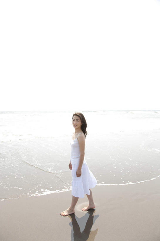 东方人,一个人,走,笑,微笑,露齿笑,竖图,俯视,室外,白天,裙子,旅游,度假,海浪,海洋,石头,美景,沙滩,山,山脉,日本,亚洲,仅一个年轻女性,仅一个女性,仅一个人,阴影,连衣裙,光线,沙子,石子,影子,海岸,景观,浪花,山顶,山峰,云,云朵,沙地,山峦,云彩,黄种人,娱乐,蓝色,白色,白云,蓝天,天空,阳光,自然,海水,群山,天,享受,休闲,景色,放松,晴朗,吊带裙,自然风光,海景,东亚,沉积岩,本州,茨城,茨城县,关东地方,本州岛,日本国,颠峰,极峰,水成岩,年轻女性,女人,女性,亚洲人,大海,风浪,海,海水的波动,海滩,近岸浪,石块,岩石,涌浪,晴空,步行,散步,走路,彩图,高角度拍摄,全身