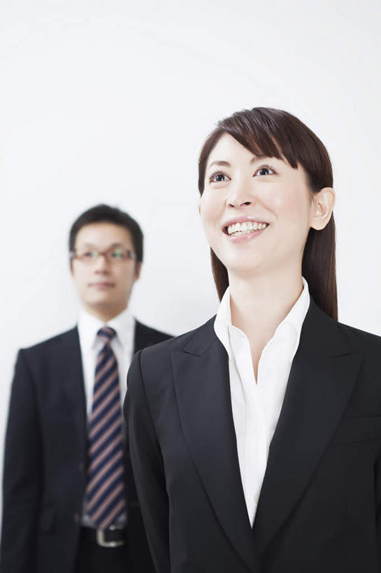 东方人,两个人,伙伴,朋友,商务人士,商务男性,商务女性,站,笑,微笑,露齿笑,竖图,室内,白天,白色背景,正面,衬衫,友谊,合作,团队,职员,亚洲,一副,套装,眼镜,领带,注视,黄种人,黑色,观察,看,站着,战略,摄影,影棚,观看,察看,象征,庄重,关注,商务装,身份,近视眼镜,工薪阶层,联合,合谋,正式,地位,配合,协作,男人,男性,年轻男性,年轻女性,女人,女性,亚洲人,白领,商人,上班族,站立,半身,彩图,影棚拍摄,衬衣,拍摄,白领阶层,办公室职员