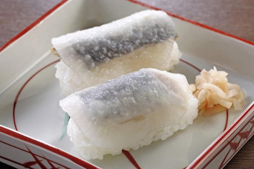 海鲜,米饭,寿司,无人,横图,俯视,室内,特写,白天,烹饪,餐桌,桌子,萝卜,白萝卜,餐具,许多,切片,阴影,反射,鱼,碟子,盘,纹理,影子,陶瓷,日本料理,料理,食品,陶瓷制品,饭,水产,菜肴,美食,鱼类,海洋生物,食物,两个,红色,盘子,碟,日式料理,日式,佳肴,餐台,鲱鱼,五谷,配菜,水生动物,海产品,醋饭,水生物,海底动物,肌理,四喜饭,莱菔,彩图,高角度拍摄