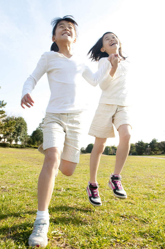 东方人,儿童,手,两个人,伙伴,朋友,跑,举,笑,微笑,露齿笑,竖图,室外,白天,正面,锻炼,友谊,纯洁,运动,草地,草坪,树林,植物,东京,日本,亚洲,牵,阴影,服装,光线,影子,云,云朵,云彩,注视,休闲装,黄种人,草,树,树木,小孩,衣服,蓝色,绿色,白色,白云,蓝天,天空,阳光,自然,天,观察,看,托,休闲,同学,手部,休闲服,可爱,童年,童趣,服饰,生长,晴朗,成长,观看,牵着,察看,关注,童真,东亚,烂漫,无邪,本州,关东地方,本州岛,日本国,东京都,体育,天真,友情,女孩,女人,女性,亚洲人,孩子,晴空,举起,举手,举着,跑步,向上举,向上伸,向上托,彩图,全身,健身,女生