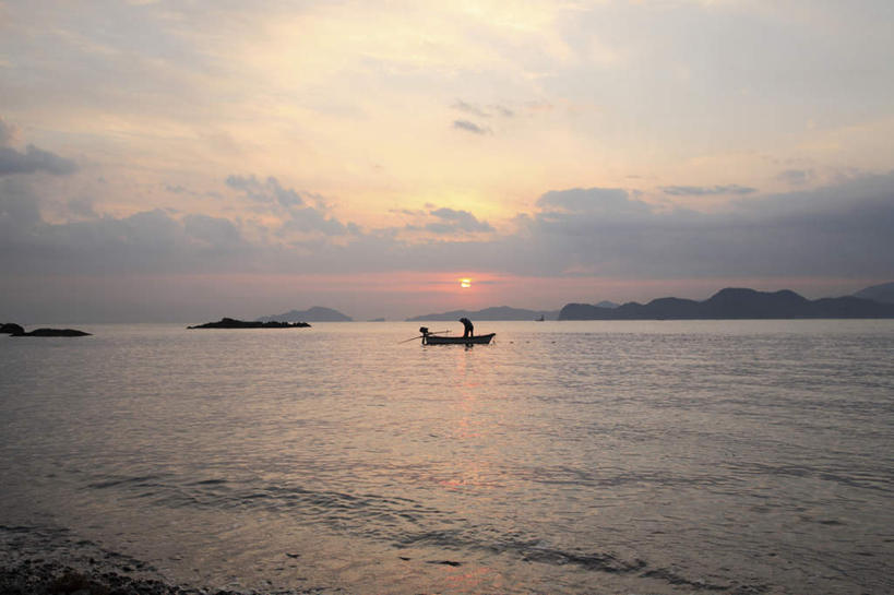 东方人,一个人,横图,室外,白天,正面,旅游,度假,日出,岛屿,海浪,海洋,石头,美景,山,山脉,太阳,船,大分县,日本,亚洲,仅一个男性,仅一个人,仅一个中年男性,一艘,阴影,光线,石子,影子,景观,浪花,山顶,山峰,木船,朝霞,晨曦,黎明,山峦,黄种人,娱乐,阳光,自然,海水,交通工具,群山,享受,休闲,景色,放松,舟,自然风光,载具,海景,东亚,沉积岩,日本国,九州本岛,九州,九州岛,三座,九州地方,大分,颠峰,极峰,水成岩,男人,男性,中年男性,亚洲人,大海,风浪,海,海水的波动,近岸浪,列岛,群岛,石块,岩石,涌浪,诸岛,朝阳,彩图,全身,破晓