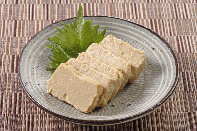 豆腐,无人,横图,俯视,室内,特写,白天,烹饪,餐桌,桌子,餐具,叶子,一排,一片,阴影,条纹,整齐,反射,碟子,盘,影子,调料,日本料理,料理,食品,褐色,绿叶,调味品,调味料,菜肴,美食,桌布,食物,排列,盘子,碟,日式料理,日式,嫩叶,佳肴,餐台,豆制品,队列,五块,叶,叶片,彩图,高角度拍摄