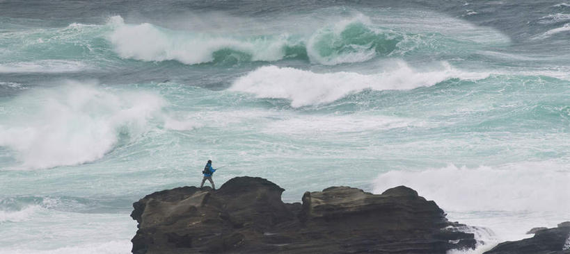 东方人,一个人,站,横图,俯视,室外,白天,旅游,度假,海浪,海洋,礁石,石头,美景,钓鱼竿,神奈川,日本,亚洲,仅一个男性,仅一个人,握,阴影,服装,光线,包,石子,书包,影子,景观,浪花,神奈川县,拿,拿着,休闲装,黄种人,娱乐,仅一个年轻男性,衣服,绿色,黑色,阳光,自然,海水,背包,站着,享受,休闲,休闲服,景色,放松,握着,服饰,渔具,自然风光,海景,东亚,本州,关东地方,本州岛,日本国,男人,男性,年轻男性,亚洲人,钓竿,鱼竿,大海,风浪,海,海水的波动,礁,近岸浪,石块,岩石,涌浪,站立,彩图,高角度拍摄,全身,钓鱼,双肩包