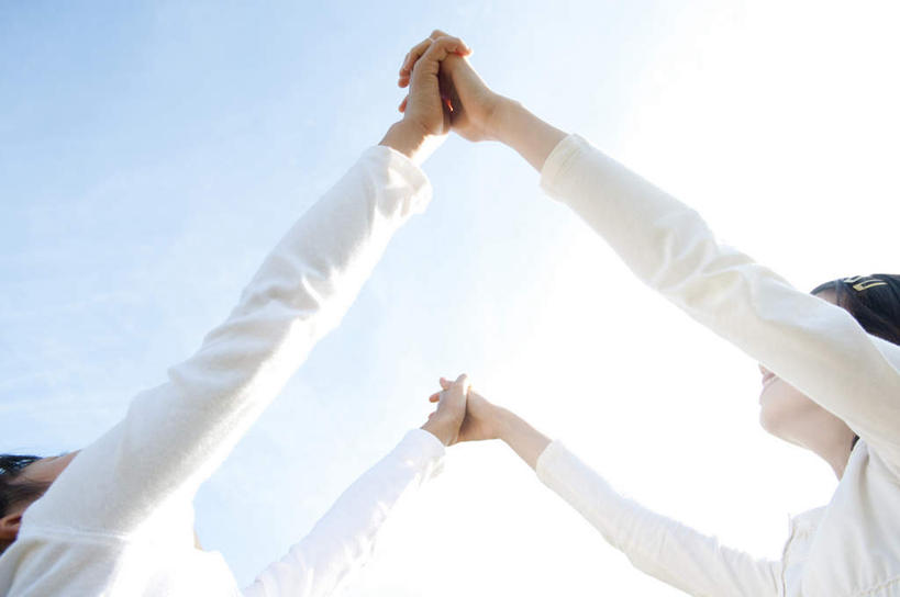 东方人,儿童,手,两个人,伙伴,朋友,举,笑,微笑,露齿笑,横图,室外,白天,仰视,友谊,纯洁,东京,日本,亚洲,牵,阴影,服装,光线,影子,注视,休闲装,黄种人,小孩,衣服,蓝色,白色,蓝天,天空,阳光,天,观察,看,托,休闲,同学,手部,休闲服,可爱,童年,童趣,服饰,晴朗,牵着,察看,关注,童真,东亚,烂漫,无邪,本州,万里无云,关东地方,本州岛,日本国,东京都,天真,友情,女孩,女人,女性,亚洲人,孩子,晴空,晴空万里,举起,举手,举着,抬头,向上举,向上伸,向上托,仰头,彩图,低角度拍摄,全身,女生