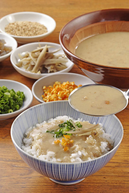 米饭,无人,竖图,俯视,室内,特写,白天,烹饪,餐桌,桌面,桌子,餐具,许多,阴影,条纹,反射,木制,碟子,盘,影子,勺子,陶瓷,调料,日本料理,料理,食品,陶瓷制品,饭,调味品,调味料,菜肴,美食,食物,两个,一个,红色,蓝色,白色,盘子,木制品,调羹,碟,汤匙,碗,日式料理,四个,日式,佳肴,单个,餐台,五谷,配菜,彩图,高角度拍摄