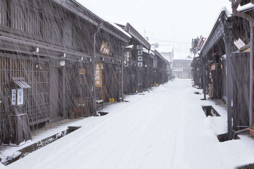 无人,家,横图,室外,白天,正面,旅游,度假,雪,大雪,窗户,门,标志建筑,道路,地标,建筑,路,路灯,照明,日本,亚洲,许多,阴影,光线,日文,标志,文字,影子,字符,房屋,屋子,积雪,雪景,冬季,冬天,小路,灯光,交通,娱乐,标识,建设,楼房,住宅,灯,阳光,门框,享受,休闲,旅游胜地,放松,寒冷,照亮,照明设备,东亚,本州,本州岛,日本国,中部地方,岐阜,岐阜县,日语,严寒,彩图,房子
