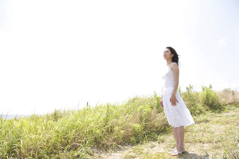 东方人,手,一个人,站,笑,微笑,横图,室外,白天,侧面,裙子,草地,草坪,海浪,海洋,植物,日本,亚洲,仅一个年轻女性,仅一个女性,仅一个人,阴影,连衣裙,服装,光线,影子,浪花,注视,休闲装,黄种人,草,衣服,绿色,白色,阳光,海水,观察,看,站着,休闲,手部,休闲服,放,服饰,观看,吊带裙,察看,关注,海景,东亚,本州,茨城,茨城县,关东地方,本州岛,日本国,年轻女性,女人,女性,亚洲人,大海,风浪,海,海水的波动,近岸浪,涌浪,站立,彩图,全身