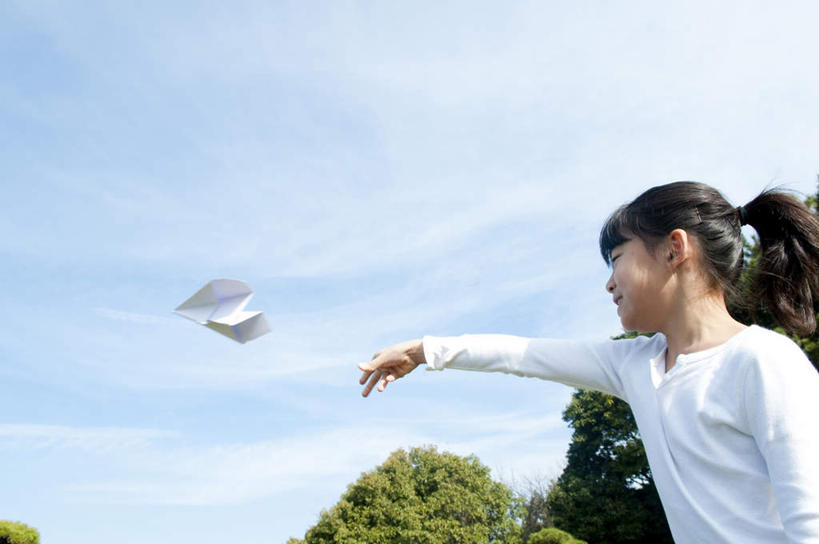 东方人,儿童,一个人,站,举,笑,微笑,横图,室外,白天,仰视,纯洁,植物,飞机,东京,日本,亚洲,仅一个女性,仅一个人,阴影,服装,艺术,光线,影子,折纸,纸艺,手工艺品,云,云朵,云彩,注视,休闲装,黄种人,文化,树,树木,小孩,衣服,蓝色,绿色,白色,白云,蓝天,天空,阳光,自然,工艺品,天,观察,看,托,站着,仅一个小孩,休闲,休闲服,可爱,童年,童趣,服饰,生长,晴朗,成长,观看,纸飞机,察看,高雅,关注,童真,东亚,烂漫,无邪,本州,关东地方,本州岛,日本国,东京都,工艺折纸,自信心,品位,天真,女孩,女人,女性,亚洲人,孩子,晴空,举起,举手,举着,扔,向上举,向上伸,向上托,站立,半身,彩图,低角度拍摄,女生