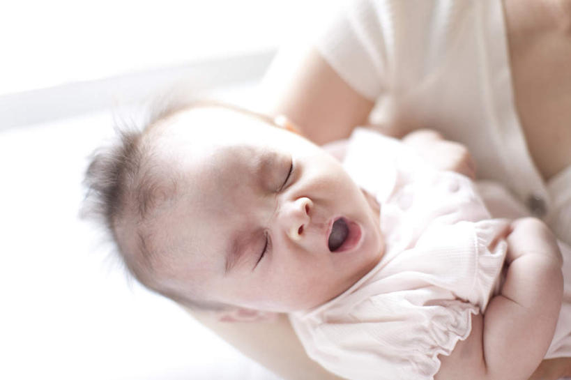 东方人,婴儿,儿童,手,两个人,家庭,母亲,躺,抱,睡,横图,俯视,室内,白天,白色背景,婴儿服装,纯洁,窗户,落地窗,亚洲,阴影,服装,反射,影子,休闲装,黄种人,玻璃窗,小孩,衣服,白色,打哈欠,张嘴,休闲,温暖,温馨,一家人,手部,休闲服,可爱,母爱,童年,童趣,服饰,活泼,抱着,和睦,搂着,宝宝,张大嘴巴,童真,纯真,烂漫,无邪,母婴,卧着,伶俐,天真,年轻女性,女人,女性,亚洲人,孩子,年轻人,张开嘴,怀抱,困,困觉,搂,搂抱,寝息,睡觉,躺着,卧,半身,彩图,高角度拍摄,婴儿服,融洽,襁褓