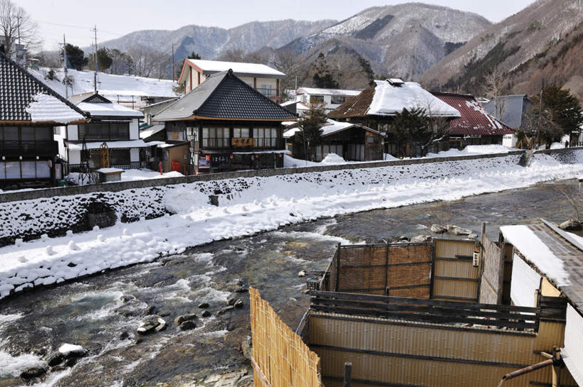 无人,家,横图,室外,白天,正面,旅游,度假,河流,石头,美景,山,山脉,树林,水,温泉,雪,植物,大雪,日本,亚洲,许多,阴影,电力,光线,日文,标志,电线,电线杆,石子,文字,线,影子,字符,房屋,屋子,河水,积雪,景观,山顶,山峰,水流,雪景,云,云朵,冬季,冬天,电能,山峦,四根,线路,云彩,娱乐,标识,楼房,住宅,树,树木,蓝色,绿色,白云,蓝天,天空,阳光,自然,群山,天,享受,休闲,景色,放松,寒冷,生长,晴朗,成长,电,电源,自然风光,能量,东亚,沉积岩,本州,关东地方,本州岛,日本国,栃木,栃木县,日语,严寒,颠峰,极峰,水成岩,石块,岩石,晴空,彩图,房子