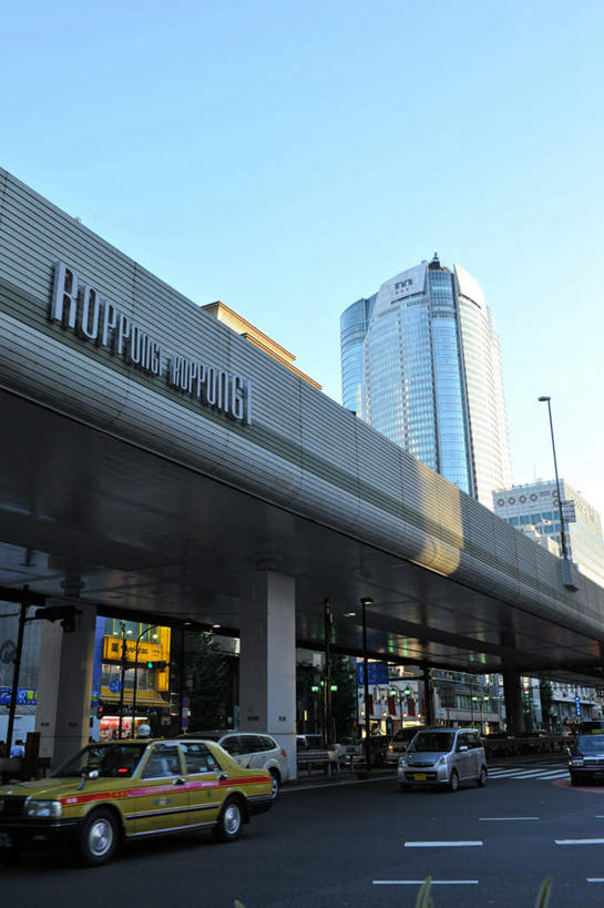 无人,高楼大厦,商店,竖图,室外,白天,仰视,购物,度假,办公楼,消费,美景,城市风光,超市,城市,大厦,道路,建筑,路,路灯,摩天大楼,人行横道,写字楼,公路,汽车,照明,东京,日本,亚洲,阴影,光线,影子,景观,人行道,灯光,交通,娱乐,车,灯,蓝色,蓝天,天空,阳光,楼宇,交通工具,轿车,天,享受,休闲,商务楼,景色,放松,金融,百货,晴朗,照亮,照明设备,服装店,载具,人行横道线,选购,贸易,百货公司,东亚,服饰店,一盏,本州,万里无云,关东地方,本州岛,日本国,东京都,四辆,血拼,县厅,港区,东京市,晴空,晴空万里,斑马线,马路,彩图,低角度拍摄,大楼,高层建筑,高楼,购物商场,购物中心,摩天楼,商业中心