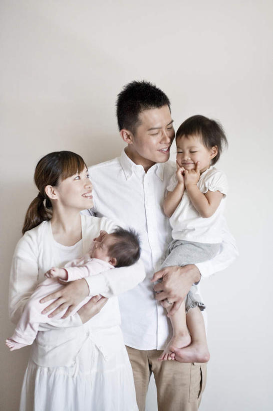 东方人,婴儿,儿童,脸,头,脸颊,手,四个人,家庭,夫妻,母亲,父亲,儿子,站,坐,躺,举,抱,笑,睡,微笑,露齿笑,竖图,室内,白天,白色背景,正面,婴儿服装,爱情,纯洁,亚洲,双手,服装,浪漫,托腮,注视,休闲装,黄种人,小孩,衣服,白色,观察,看,托,站着,休闲,温暖,温馨,父子,母子,一家人,手部,休闲服,恩爱,父爱,可爱,母爱,童年,童趣,恋人,摄影,服饰,活泼,影棚,抱着,观看,抬起,和睦,察看,搂着,关注,宝宝,童真,纯真,烂漫,无邪,卧着,伶俐,天真,男孩,男人,男性,年轻男性,年轻女性,女人,女性,亚洲人,孩子,年轻人,头部,脸部,脸蛋,面部,夫妇,情侣,怀抱,举起,举手,举着,困,困觉,搂,搂抱,寝息,睡觉,躺着,卧,相抱,向上举,向上伸,向上托,拥抱,站立,坐着,半身,彩图,影棚拍摄,婴儿服,拍摄,伴侣,融洽,男生,襁褓