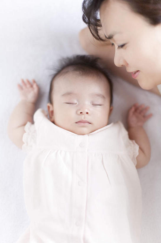 东方人,婴儿,儿童,手,两个人,家庭,母亲,躺,举,闭眼,笑,睡,微笑,竖图,俯视,室内,白天,婴儿服装,纯洁,亚洲,双手,撑,注视,黄种人,小孩,白色,观察,看,托,温暖,温馨,一家人,手部,可爱,母爱,童年,童趣,活泼,观看,和睦,察看,撑着,关注,宝宝,童真,纯真,烂漫,无邪,母婴,卧着,伶俐,天真,年轻女性,女人,女性,亚洲人,孩子,年轻人,闭眼睛,闭着眼,闭着眼睛,举起,举手,举着,困,困觉,寝息,睡觉,躺着,卧,向上举,向上伸,向上托,半身,彩图,高角度拍摄,婴儿服,融洽,襁褓