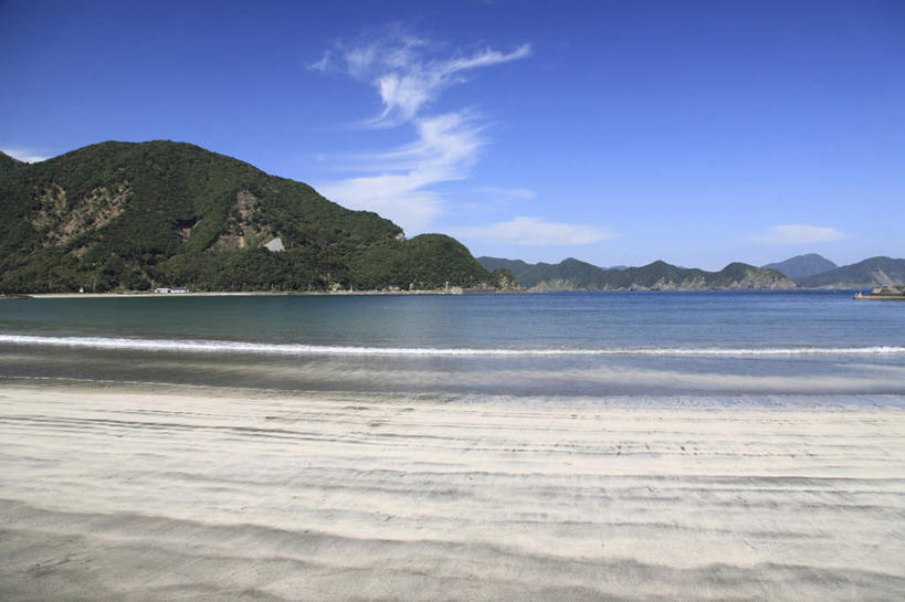 无人,栏杆,横图,室外,白天,正面,旅游,度假,海浪,海洋,石头,美景,沙滩,山,山脉,道路,路,船,公共汽车,大分县,日本,亚洲,一辆,阴影,光线,沙子,石子,影子,栅栏,海岸,景观,浪花,篱笆,山顶,山峰,云,云朵,围栏,小路,巴士,木船,公交车,交通,沙地,山峦,云彩,娱乐,护栏,车,蓝色,白云,蓝天,天空,阳光,自然,海水,交通工具,群山,天,享受,休闲,景色,放松,晴朗,舟,自然风光,载具,海景,东亚,沉积岩,日本国,九州本岛,九州,九州岛,九州地方,大分,颠峰,极峰,水成岩,大海,风浪,海,海水的波动,海滩,近岸浪,石块,岩石,涌浪,晴空,彩图