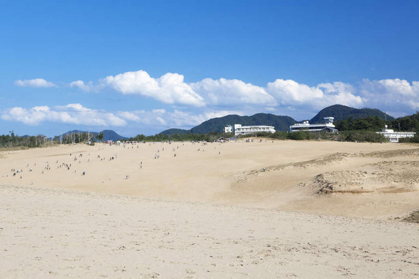 东方人,家,横图,室外,白天,正面,旅游,度假,石头,美景,沙滩,山,山脉,树林,植物,日本,亚洲,阴影,光线,沙子,石子,影子,房屋,屋子,景观,山顶,山峰,云,云朵,沙地,山峦,许多人,云彩,黄种人,娱乐,楼房,住宅,树,树木,蓝色,绿色,白云,蓝天,天空,阳光,自然,群山,天,享受,休闲,景色,放松,生长,晴朗,成长,自然风光,东亚,沉积岩,本州,本州岛,日本国,中国地方,鸟取,鸟取县,颠峰,极峰,水成岩,亚洲人,海滩,石块,岩石,晴空,彩图,全身,房子