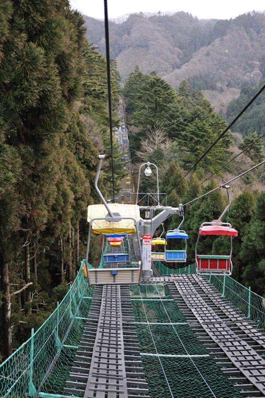 无人,栏杆,竖图,室外,白天,正面,旅游,度假,石头,美景,山,山脉,树林,植物,东京,日本,亚洲,许多,阴影,电力,光线,电线,木板,石子,线,影子,栅栏,景观,篱笆,山顶,山峰,围栏,桥,电能,木桥,山峦,四根,线路,娱乐,护栏,栈桥,缆车,树,树木,黄色,红色,蓝色,绿色,阳光,自然,群山,享受,休闲,景色,放松,吊桥,生长,成长,人行桥,木板桥,电,电源,电源线,自然风光,能量,东亚,沉积岩,本州,关东地方,本州岛,日本国,东京都,颠峰,极峰,水成岩,石块,岩石,彩图