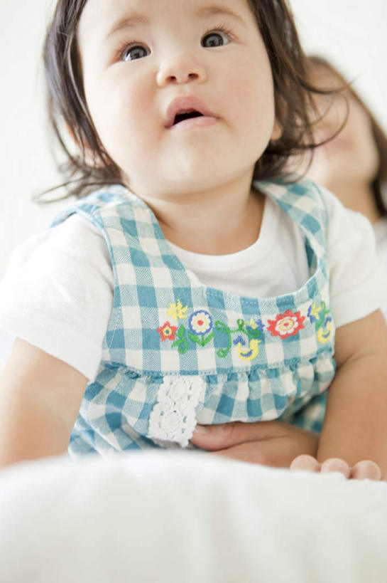 东方人,婴儿,儿童,脸,头,脸颊,手,两个人,家庭,母亲,坐,抱,竖图,室内,白天,正面,裙子,纯洁,亚洲,撑,连衣裙,格子,纹理,注视,黄种人,小孩,绿色,白色,观察,看,趴着,张嘴,温暖,温馨,一家人,手部,短袖,可爱,母爱,童年,童趣,活泼,抱着,观看,和睦,察看,撑着,搂着,关注,宝宝,童真,纯真,烂漫,无邪,肌理,母婴,伶俐,天真,年轻女性,女人,女性,亚洲人,孩子,年轻人,头部,脸部,脸蛋,面部,张开嘴,怀抱,搂,搂抱,趴,抬头,相抱,仰头,拥抱,坐着,半身,彩图,融洽