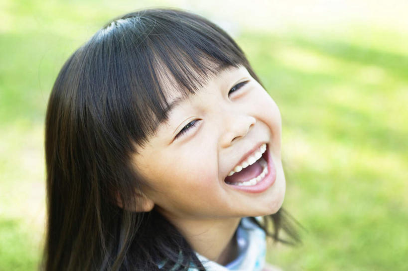 东方人,儿童,一个人,笑,微笑,露齿笑,横图,俯视,室外,特写,白天,草地,草坪,植物,亚洲,仅一个女性,仅一个人,阴影,服装,朦胧,模糊,光线,影子,注视,休闲装,黄种人,草,小孩,衣服,绿色,阳光,观察,看,张嘴,仅一个小孩,休闲,休闲服,服饰,观看,察看,关注,女孩,女人,女性,亚洲人,孩子,张开嘴,抬头,仰头,半身,彩图,高角度拍摄,女生