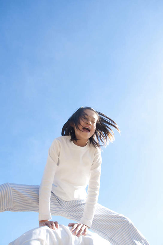 东方人,儿童,手,两个人,伙伴,朋友,站,跳,竖图,室外,白天,仰视,锻炼,游戏,友谊,纯洁,运动,亚洲,撑,弯腰,阴影,服装,光线,影子,云,云朵,半空,玩,云彩,分开,注视,休闲装,黄种人,娱乐,小孩,衣服,蓝色,白色,白云,蓝天,天空,阳光,天,观察,看,站着,张嘴,休闲,同学,手部,休闲服,跳山羊,可爱,童年,童趣,双腿,服饰,晴朗,观看,活动,害怕,惊恐,察看,撑着,发泄,关注,消遣,智力,张大嘴巴,童真,烂漫,无邪,跳马,宣泄,弯身,跳背,体育,天真,友情,女孩,女人,女性,亚洲人,孩子,晴空,张开嘴,跳跃,玩耍,嬉戏,站立,半身,彩图,低角度拍摄,健身,女生