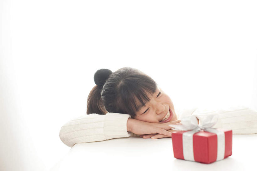 东方人,儿童,脸,头,脸颊,一个人,笑,双手交叉,微笑,露齿笑,横图,室内,白天,白色背景,正面,纯洁,桌子,礼盒,礼物,亚洲,仅一个女性,仅一个人,服装,布料,丝绸,丝带,纸盒,缎带,布纹,注视,休闲装,黄种人,绸带,盒子,桌布,小孩,衣服,红色,白色,包装盒,餐巾,蝴蝶结,礼品盒,台布,观察,看,靠,靠着,趴着,仅一个小孩,休闲,休闲服,可爱,童年,童趣,放,摄影,服饰,礼品,影棚,观看,察看,关注,童真,烂漫,无邪,天真,女孩,女人,女性,亚洲人,孩子,头部,脸部,脸蛋,面部,趴,十字手,半身,彩图,影棚拍摄,拍摄,女生