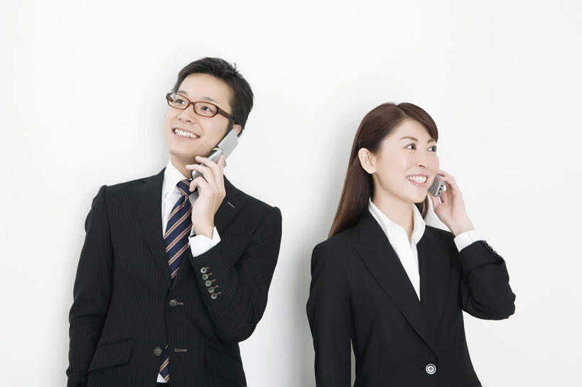 东方人,手,两个人,伙伴,朋友,商务人士,商务男性,商务女性,站,举,笑,打电话,微笑,露齿笑,横图,室内,白天,白色背景,仰视,衬衫,友谊,合作,团队,电话,手机,亚洲,一副,握,套装,眼镜,领带,拿,拿着,注视,黄种人,通讯设备,白色,黑色,观察,看,托,站着,手部,战略,握着,摄影,影棚,观看,察看,象征,庄重,关注,商务装,身份,近视眼镜,工薪阶层,联合,合谋,正式,地位,交流,配合,协作,男人,男性,年轻男性,年轻女性,女人,女性,亚洲人,白领,上班族,沟通,举起,举手,举着,通话,向上举,向上伸,向上托,站立,半身,彩图,低角度拍摄,影棚拍摄,衬衣,拍摄,两部