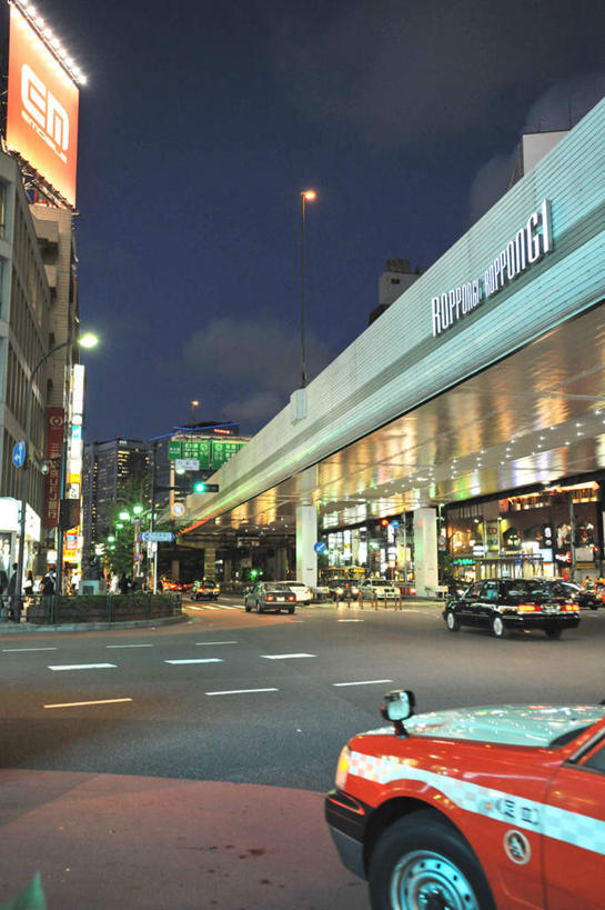 无人,高楼大厦,商店,竖图,室外,夜晚,正面,购物,度假,安全,办公楼,消费,美景,城市风光,超市,城市,大厦,道路,建筑,路,路灯,摩天大楼,人行横道,写字楼,夜景,公路,照明,东京,日本,亚洲,许多,英文,标志,文字,字符,字母,景观,红绿灯,人行道,灯光,信号灯,交通,娱乐,标识,路牌,灯,楼宇,享受,休闲,商务楼,景色,放松,警示,金融,百货,英文字母,照亮,照明设备,服装店,提示,人行横道线,流通,选购,贸易,百货公司,东亚,服饰店,一盏,交通信号灯,本州,行人信号灯,关东地方,本州岛,日本国,东京都,血拼,县厅,港区,东京市,斑马线,马路,彩图,大楼,高层建筑,高楼,购物商场,购物中心,摩天楼,商业中心