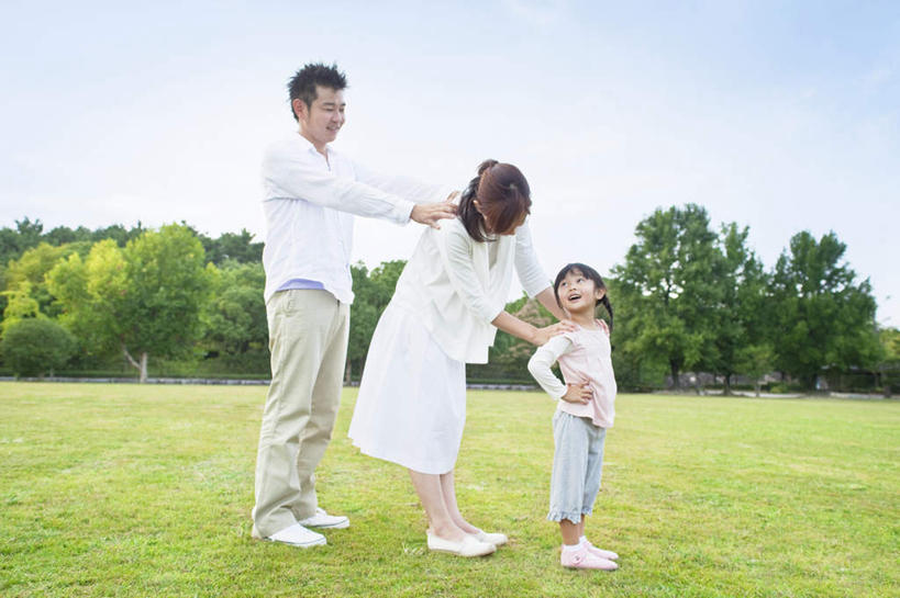 东方人,儿童,脸,头,脸颊,三个人,家庭,夫妻,母亲,父亲,儿子,站,笑,微笑,露齿笑,横图,室外,白天,侧面,裙子,爱情,纯洁,草地,草坪,植物,亚洲,弯腰,阴影,连衣裙,服装,光线,影子,云,云朵,浪漫,云彩,注视,休闲装,黄种人,手叉腰,草,树,树木,小孩,衣服,蓝色,绿色,白色,白云,蓝天,天空,阳光,自然,天,叉腰,观察,看,站着,休闲,温暖,温馨,父子,母子,三口之家,一家人,休闲服,恩爱,父爱,可爱,母爱,童年,童趣,搭,放,伸直,恋人,服饰,生长,晴朗,成长,观看,和睦,察看,双手叉腰,搭着,关注,童真,烂漫,无邪,弯身,天真,男人,男性,年轻男性,年轻女性,女孩,女人,女性,亚洲人,孩子,年轻人,头部,脸部,脸蛋,面部,夫妇,情侣,晴空,站立,彩图,全身,伴侣,融洽,女生