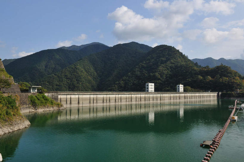 无人,家,横图,室外,白天,正面,旅游,度假,灌溉,草地,草坪,湖,湖泊,石头,美景,山,山脉,水,植物,建筑,东京,日本,亚洲,许多,蓄水,阴影,光线,浮雕,石子,影子,房屋,屋子,湖面,景观,山顶,山峰,水流,水面,云,云朵,山峦,云彩,娱乐,建设,楼房,水坝,水库,住宅,草,蓝色,绿色,白云,蓝天,天空,阳光,自然,湖水,群山,天,享受,休闲,发电,景色,放松,晴朗,自然风光,东亚,沉积岩,坝,两座,航运,本州,关东地方,本州岛,日本国,东京都,防洪,供水,水力发电,颠峰,极峰,水成岩,石块,岩石,晴空,彩图,房子