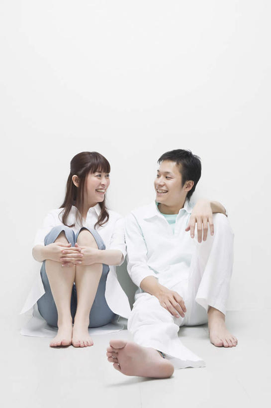 东方人,两个人,坐,笑,双手交叉,微笑,露齿笑,竖图,室内,白天,白色背景,正面,衬衫,爱情,亚洲,双手,服装,弯曲,浪漫,依偎,注视,休闲装,黄种人,衣服,白色,观察,看,靠,靠着,倚靠,休闲,温暖,温馨,休闲服,恩爱,搭,放,伸直,双腿,恋人,摄影,服饰,影棚,抱膝,观看,和睦,察看,倚着,搭着,关注,依附,依赖,投靠,男人,男性,年轻男性,年轻女性,女人,女性,亚洲人,情侣,屈膝,坐着,彩图,全身,影棚拍摄,衬衣,拍摄,伴侣,融洽