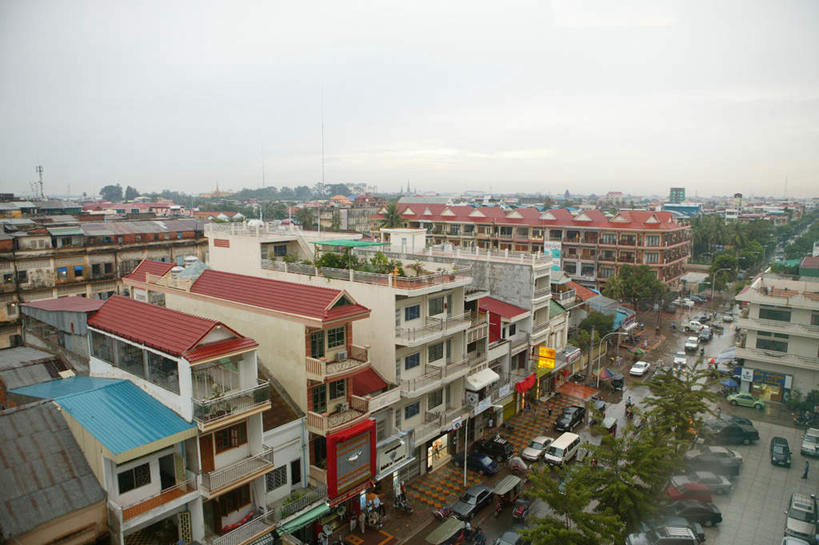 东方人,家,栏杆,横图,俯视,室外,白天,度假,美景,植物,楼梯,城市风光,城市,道路,路,路灯,公路,汽车,照明,柬埔寨,亚洲,许多,阴影,电力,光线,电线,电线杆,扶手,线,影子,房屋,阶梯,屋子,景观,云,云朵,灯光,电能,交通,首都,许多人,线路,云彩,黄种人,娱乐,护栏,楼房,台阶,住宅,车,灯,树,树木,蓝色,绿色,白云,蓝天,天空,阳光,自然,交通工具,轿车,天,享受,休闲,景色,放松,东南亚,生长,晴朗,成长,电,电源,照亮,照明设备,载具,能量,柬埔寨王国,金边市,亚洲人,晴空,马路,彩图,高角度拍摄,房子,金边