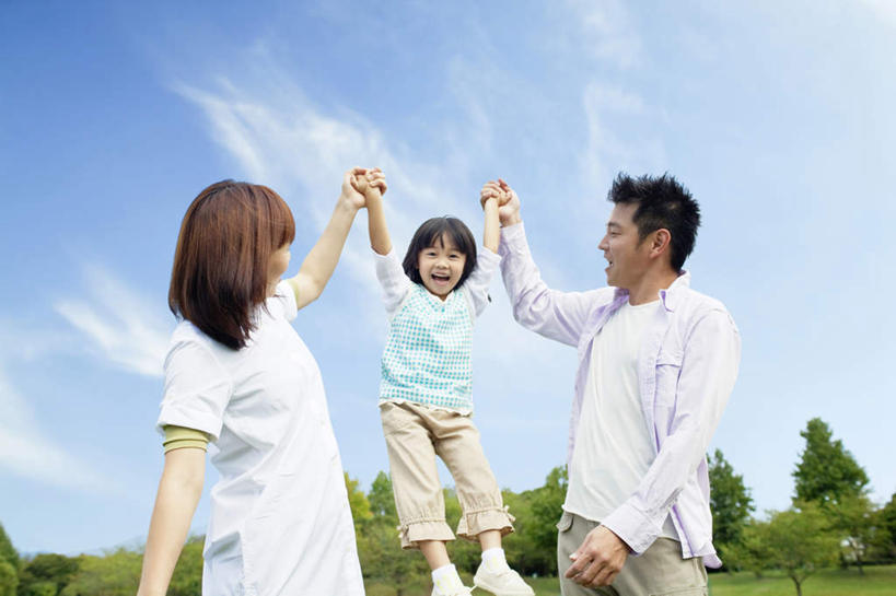 东方人,儿童,脸,头,脸颊,手,三个人,家庭,夫妻,母亲,父亲,儿子,站,举,握手,笑,微笑,露齿笑,横图,室外,白天,正面,裙子,爱情,纯洁,草地,草坪,植物,亚洲,阴影,连衣裙,服装,光线,影子,云,云朵,浪漫,云彩,注视,休闲装,黄种人,手叉腰,草,树,树木,小孩,衣服,蓝色,绿色,白色,白云,蓝天,天空,阳光,自然,天,叉腰,观察,看,托,站着,休闲,温暖,温馨,父子,母子,三口之家,一家人,手部,休闲服,恩爱,父爱,可爱,母爱,童年,童趣,恋人,服饰,生长,晴朗,成长,观看,抬起,和睦,察看,双手叉腰,关注,童真,烂漫,无邪,天真,男人,男性,年轻男性,年轻女性,女孩,女人,女性,亚洲人,孩子,年轻人,头部,脸部,脸蛋,面部,夫妇,情侣,晴空,举起,举手,举着,拉手,手拉手,手握手,向上举,向上伸,向上托,站立,半身,彩图,伴侣,融洽,女生