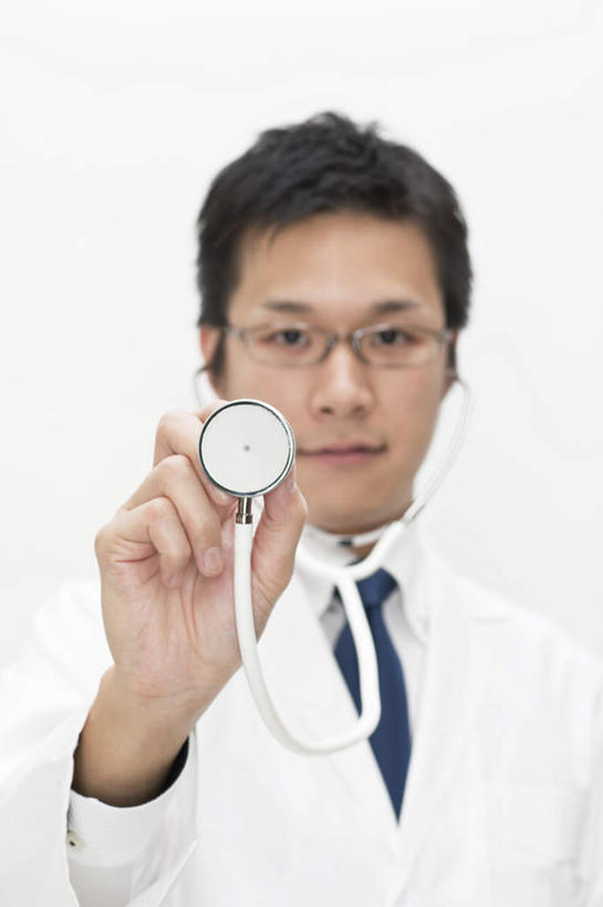 东方人,手,一个人,医生,站,举,竖图,室内,白天,白色背景,正面,衬衫,亚洲,仅一个男性,仅一个人,握,眼镜,领带,拿,拿着,注视,黄种人,仅一个年轻男性,一个,蓝色,白色,听诊器,观察,看,托,站着,医护人员,医疗人员,手部,握着,摄影,影棚,单个,观看,察看,医疗设备,象征,庄重,白大褂,关注,医疗器械,身份,医疗工具,近视眼镜,正式,地位,检测工具,男人,男性,年轻男性,亚洲人,大夫,举起,举手,举着,向上举,向上伸,向上托,站立,半身,彩图,影棚拍摄,衬衣,拍摄